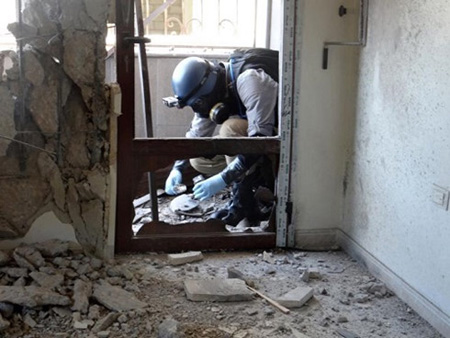 Một chuyên gia về vũ khí hóa học của Liên Hợp Quốc đang thu thập các mẫu vật tại Damascus, Syria.